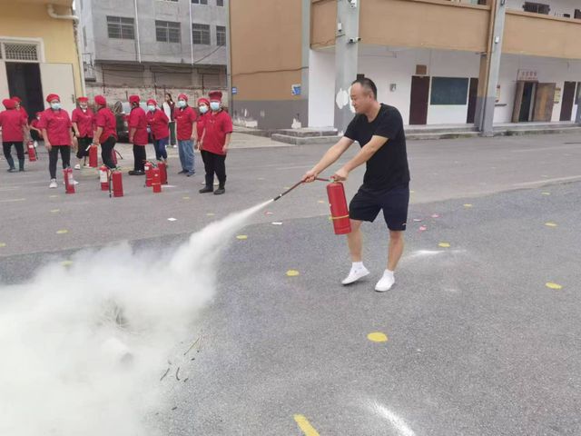 星空体育网站：人人都是消防员个个会用灭火器——临泉六中开展消防安全培训和实操训练(图2)