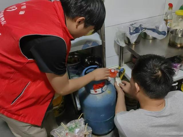月满中秋安全先行｜秦都区马泉街道尚荣社区开展节前安全专项检查活动(图2)