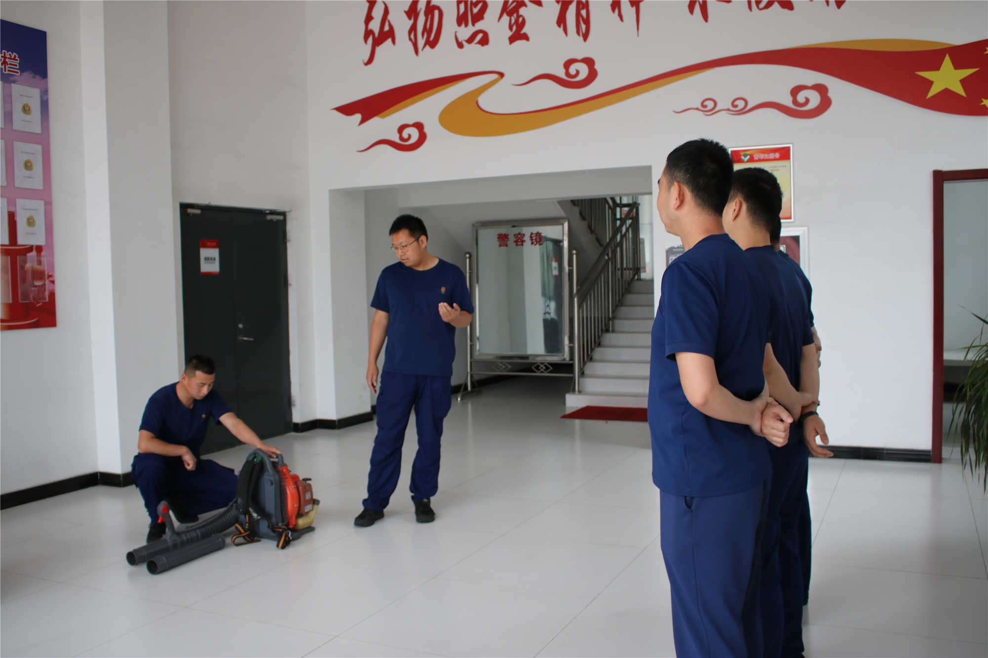 市照金消防救援队组织开展森林消防装备器材学习(图1)