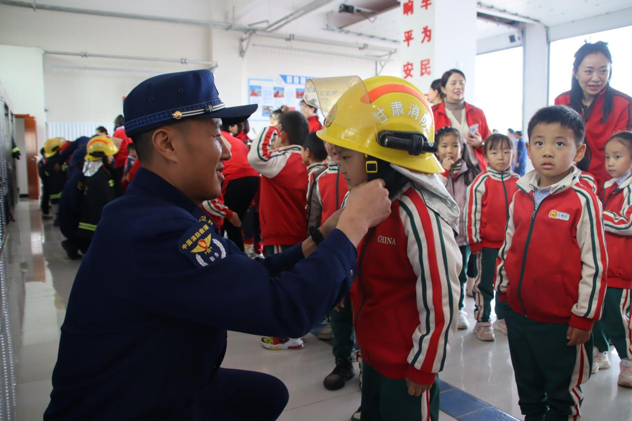 甘肃酒泉经开区消防救援大队迎来幼儿园“小客人”进红门学消防(图1)