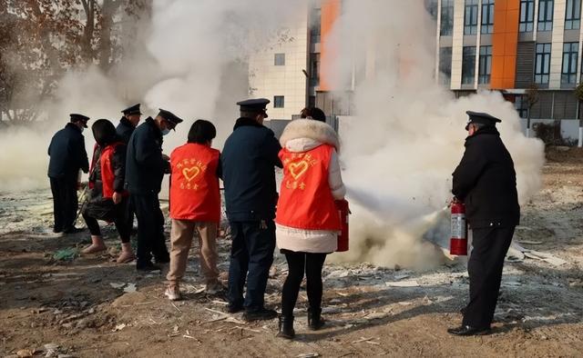汉中市人民医院开展消防灭火应急实战演练(图2)