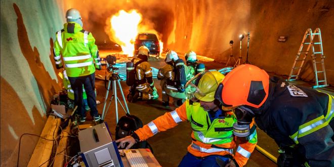 动点汽车技术详解：Rosenbauer罗森鲍尔展示电池火灾专用灭火器(图2)