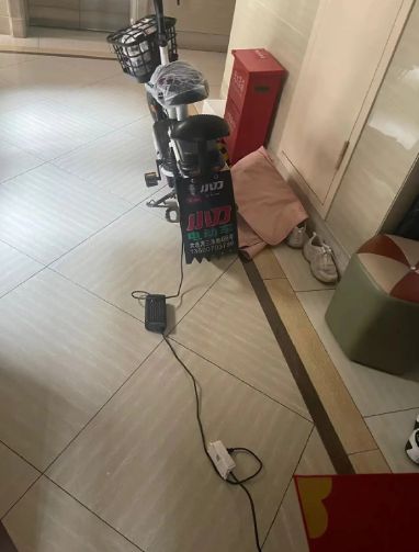 星空体育网站：电动车停楼道充电还挡在灭火器前(图1)