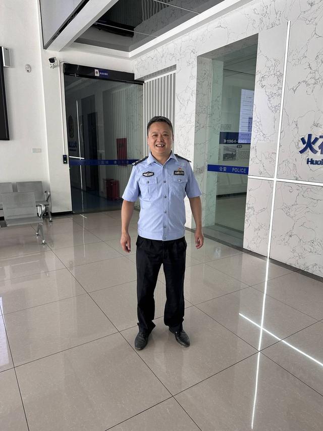居民楼厨房起火！楼下派出所民警拿起灭火器就冲上楼｜看见正能量(图2)