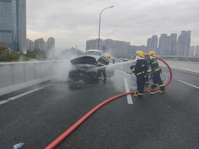 车辆起火灭火器却失效了！假期自驾出行必看→(图2)