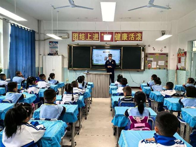 新疆各级消防救援队伍开展形式多样的国际减灾日科普宣教活动(图2)