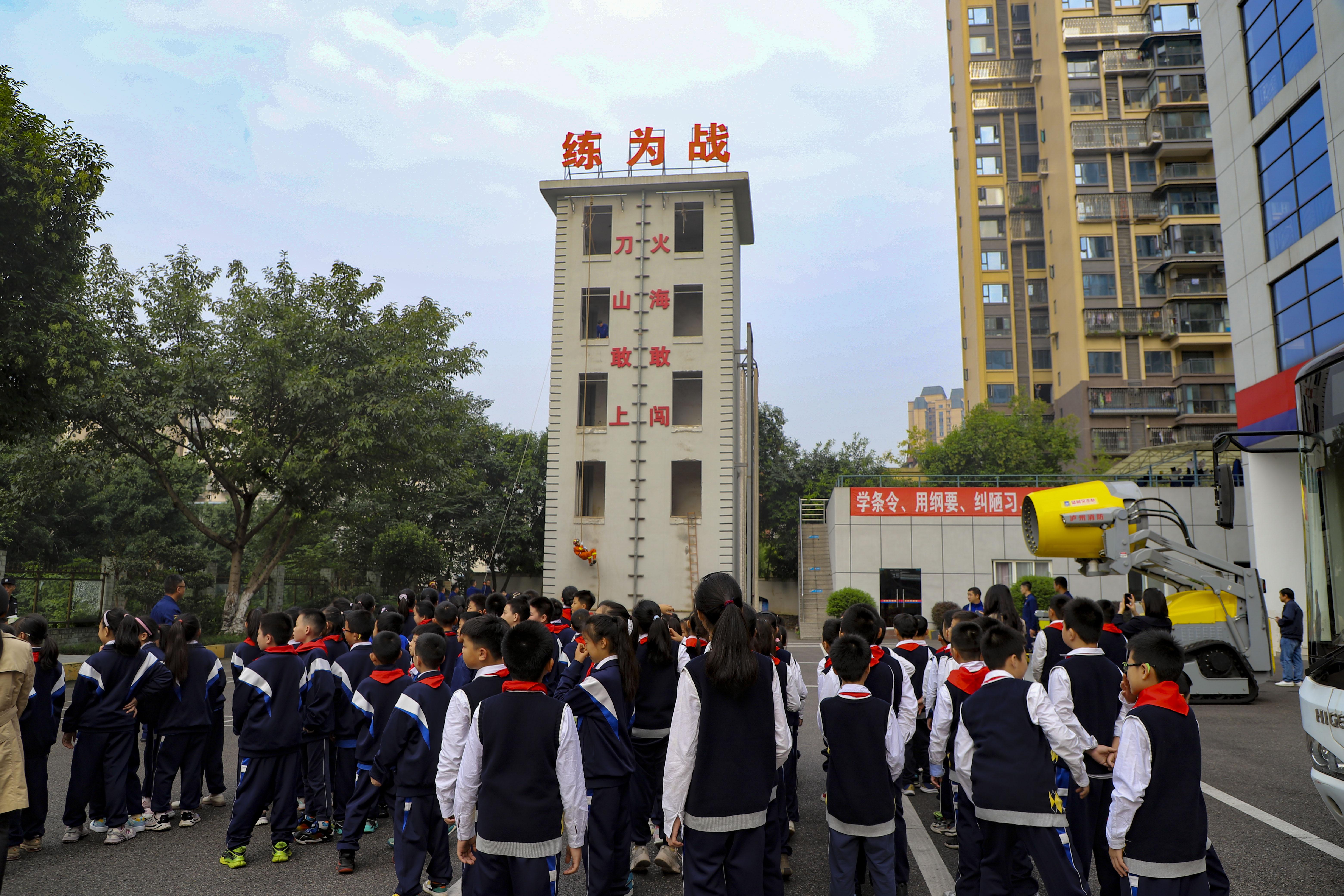 泸州市龙马潭区消防救援大队开展消防站对外开放活动(图1)