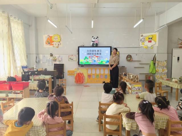 星空体育网站：颍东区插花镇闸南幼儿园开展消防应急疏散演练活动(图2)