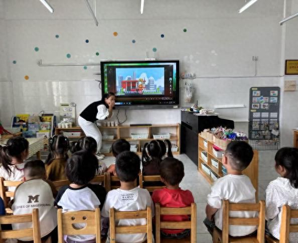 星空体育网站：颍东区插花镇闸南幼儿园开展消防应急疏散演练活动(图1)