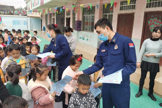贺州：消防安全开学第一课进行时筑牢校园安全防火墙(图1)