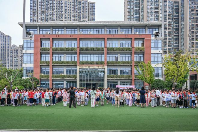 星空体育网站：武汉千余名师生同上“消防安全开学第一课”(图2)