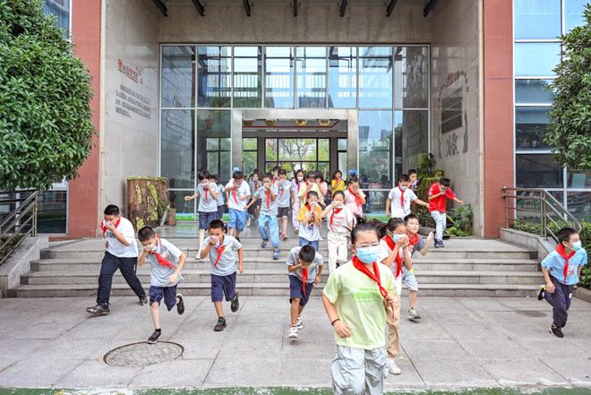 星空体育网站：武汉千余名师生同上“消防安全开学第一课”(图3)