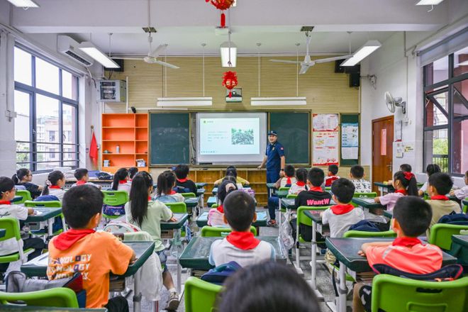 星空体育网站：武汉千余名师生同上“消防安全开学第一课”(图5)