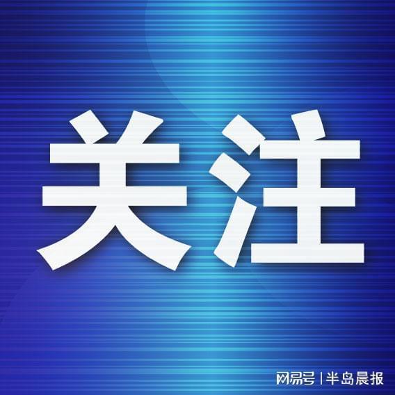 路边垃圾桶起火居民与路人拎灭火器控制火情(图1)