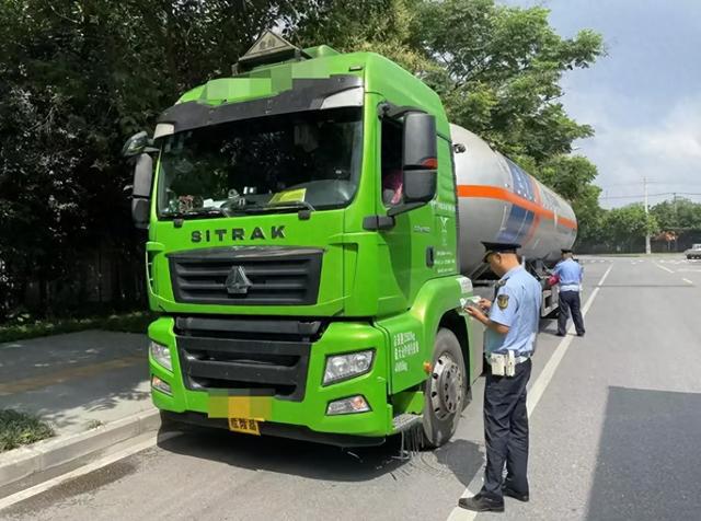 星空体育：危险品车不按要求配备灭火器被罚款2500元(图1)
