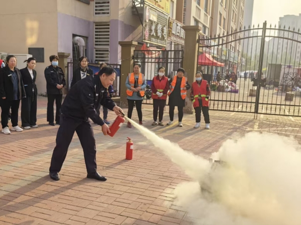 新港街道鑫隆苑社区：消防护航(图1)