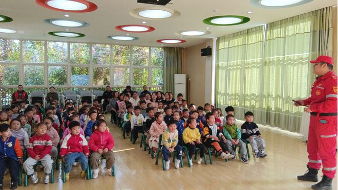 星空体育网站：燕子矶幼儿园下庙分园：“119消防日”活动主题成功举行(图3)