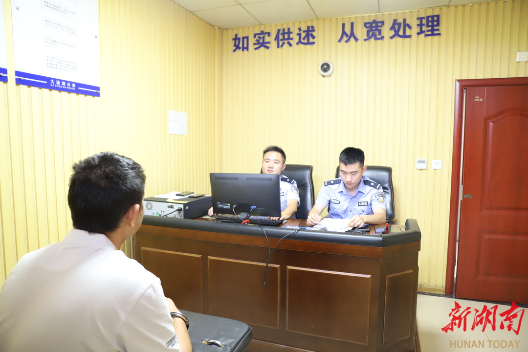 星空体育：穿着制服推销消防器材的他俩遇到公安民警却瞬间“怂”了(图2)