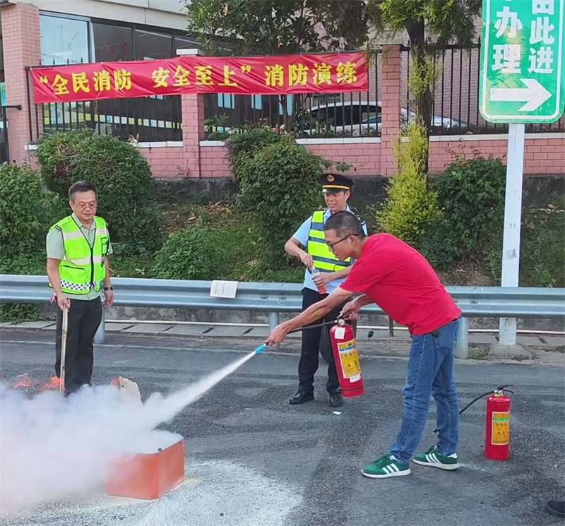 厦门高速邀请司乘人员参加消防演练共学安全常识(图1)