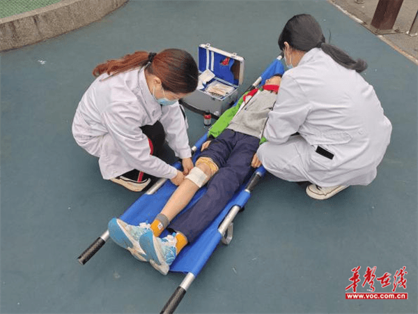 湘潭市和平小学开展“11·9”消防应急疏散演练活动(图2)