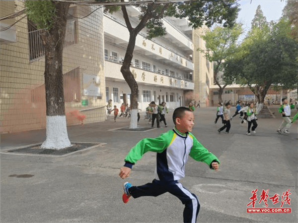湘潭市和平小学开展“11·9”消防应急疏散演练活动(图1)