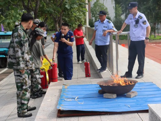 星空体育网站：消防“开学第一课”点亮安全“开学季”吉林省各地开展消防宣传“进校园”活动(图2)