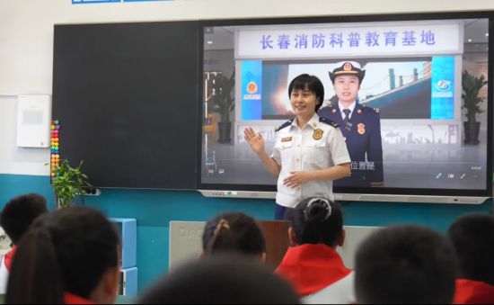 星空体育网站：消防“开学第一课”点亮安全“开学季”吉林省各地开展消防宣传“进校园”活动(图1)