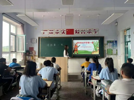 星空体育网站：消防“开学第一课”点亮安全“开学季”吉林省各地开展消防宣传“进校园”活动(图6)