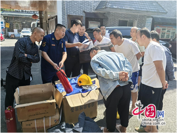 湖南花垣：向31个传统村落发放消防器材装备(图1)