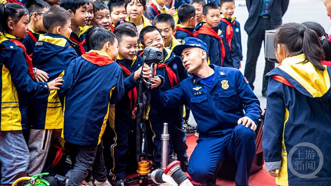 趣探消防队一场与“火焰蓝”的约定(图1)