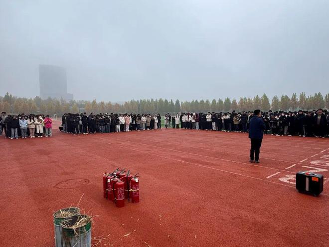 林州建筑职业技术学院成功举办消防安全知识宣传及逃生演练活动(图1)