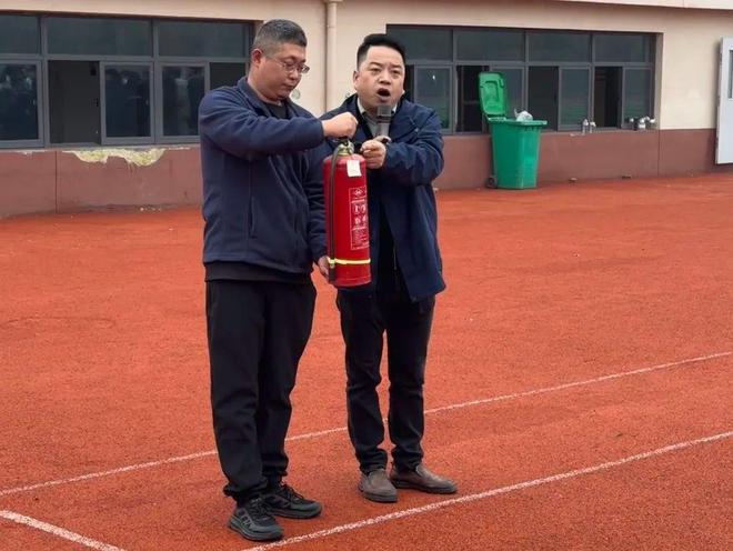 林州建筑职业技术学院成功举办消防安全知识宣传及逃生演练活动(图5)