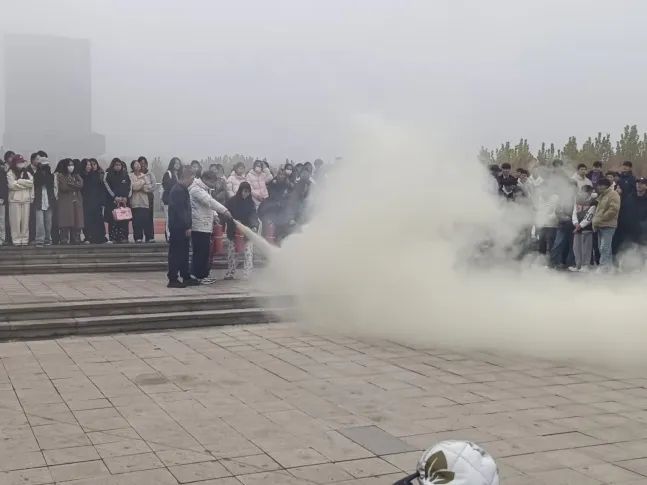 林州建筑职业技术学院成功举办消防安全知识宣传及逃生演练活动(图6)