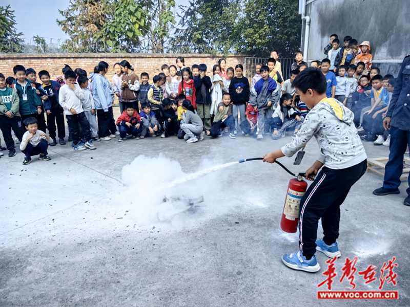 消防安全记于心应急演练践于行——土桥镇小学开展消防安全演练活动(图2)