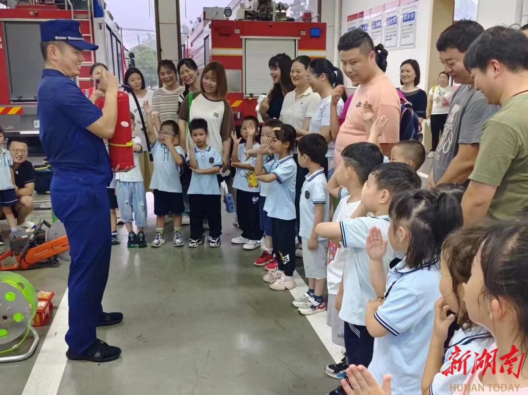 安全“童”行幼儿园萌娃学习体验消防救援(图1)