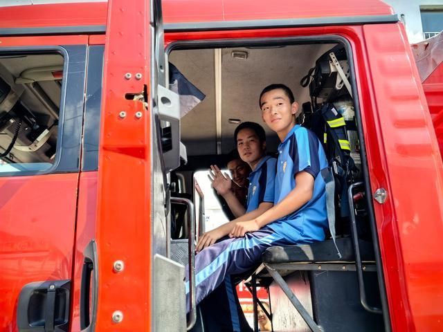 体验消防实操!登封消防“开学第一课”走进校园(图2)
