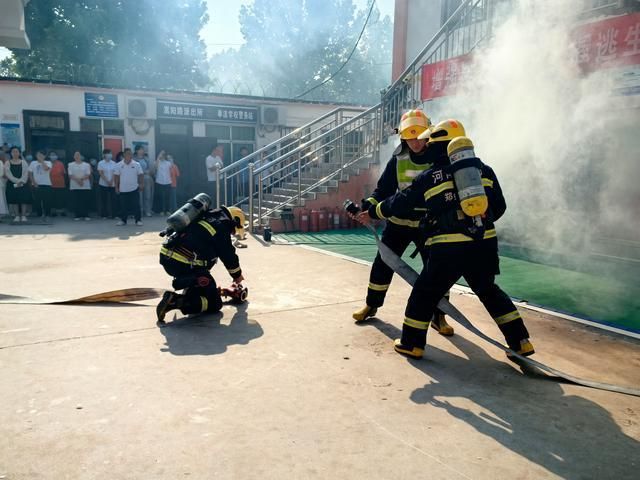 体验消防实操!登封消防“开学第一课”走进校园(图1)