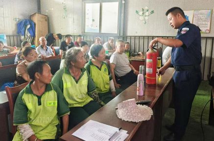 普及消防安全筑牢安全防线——简阳市工会驿站开展高温天气消防培训活动(图1)