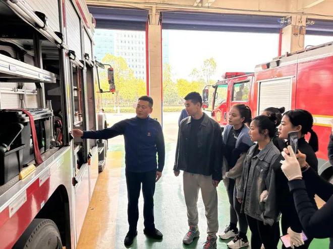 随州高新：健身教练入“红门”助力消防员强体健能(图1)