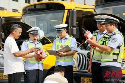 警察蓝消防橙护航开学季(图4)