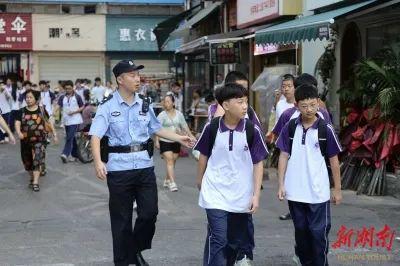 警察蓝消防橙护航开学季(图3)