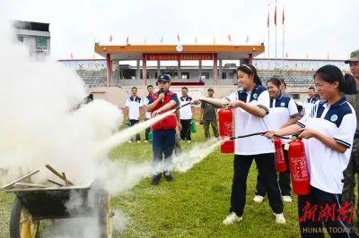 警察蓝消防橙护航开学季(图5)