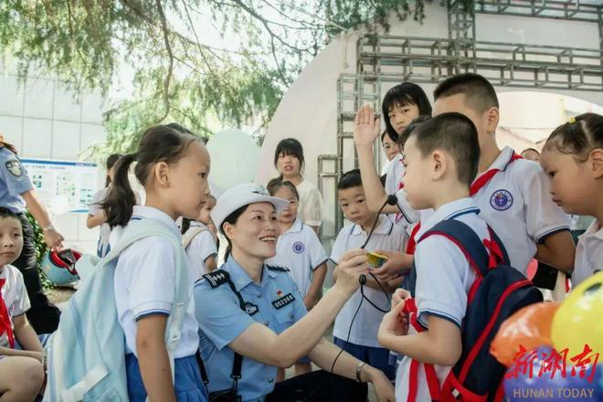 警察蓝消防橙护航开学季(图1)