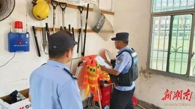 警察蓝消防橙护航开学季(图2)