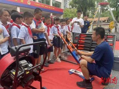 警察蓝消防橙护航开学季(图6)