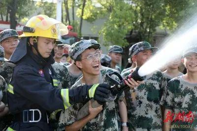 警察蓝消防橙护航开学季(图7)