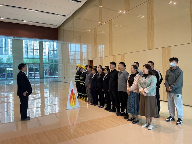 星空体育：百年人寿济宁中支携手万象美物业开展消防演习活动(图1)
