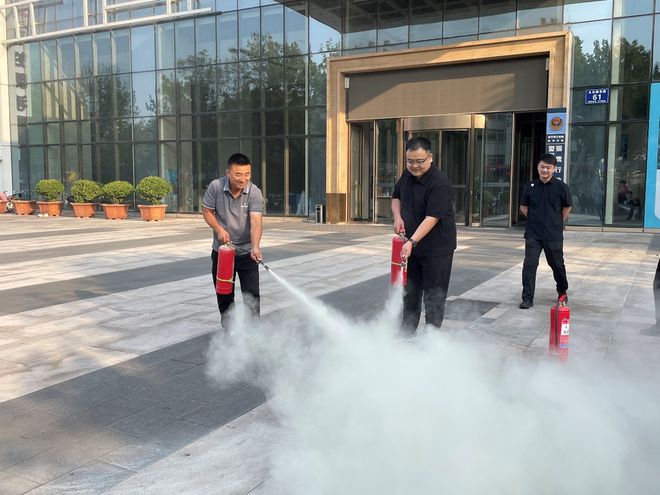 星空体育：百年人寿济宁中支携手万象美物业开展消防演习活动(图2)