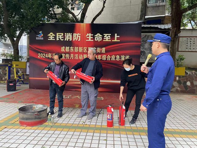 筑牢“防火墙”消防宣传月系列活动进社区(图2)