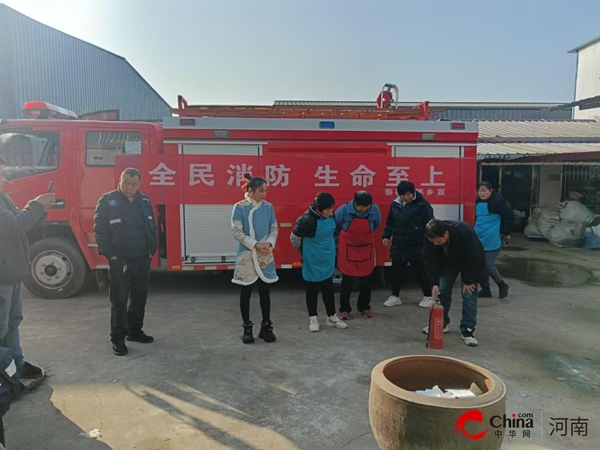 西平县蔡寨乡应急股组织扶贫车间全体人员开展应急演练(图1)